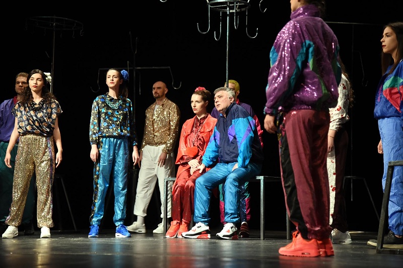 Комад са певањем и - мучнином